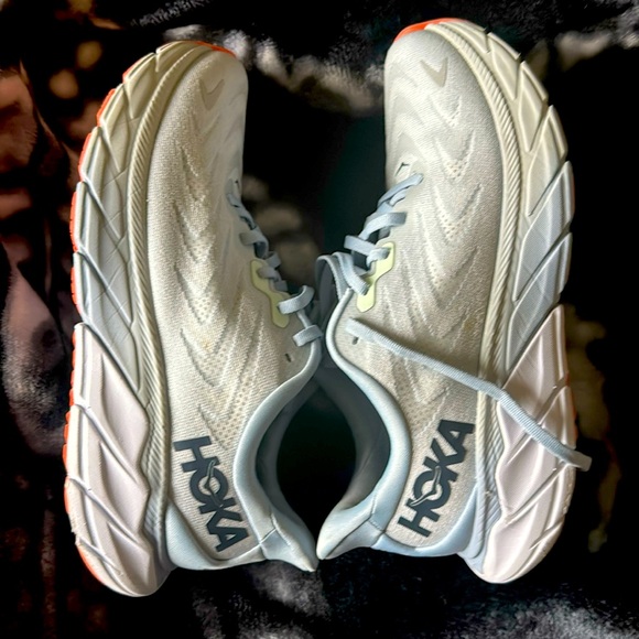 Hoka Arahi 6  for woman size 8:5 like new I buy them it said for man it were not - Picture 1 of 8